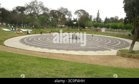 1 novembre 2011 - Lima, Lima, Pérou - ''L'œil qui pleut'' (El ojo que llora), par Lika Mutal, est un mémorial aux victimes de la violence terroriste et de la répression étatique pendant le conflit armé interne au Pérou entre 1980 et 2000. Il est entouré d'un labyrinthe circulaire de petites pierres dans lequel sont gravés les noms des victimes ainsi que leur date respective de décès ou de disparition. (Crédit image : © Carlos Garcia Granthon/ZUMA Wire) Banque D'Images