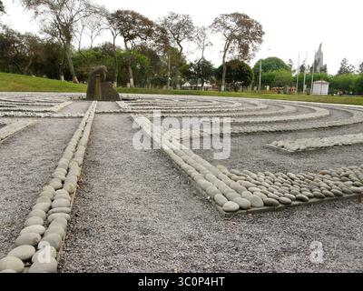 29 octobre 2011 - Lima, Lima, Pérou - ''L'œil pleurant'' (El ojo que llora), par Lika Mutal, est un mémorial aux victimes de la violence terroriste et de la répression étatique pendant le conflit armé interne au Pérou entre 1980 et 2000. Il est entouré d'un labyrinthe circulaire de petites pierres dans lequel sont gravés les noms des victimes ainsi que leur date respective de décès ou de disparition. (Crédit image : © Carlos Garcia Granthon/ZUMA Wire) Banque D'Images