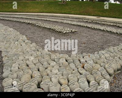 1 novembre 2011 - Lima, Lima, Pérou - ''L'œil qui pleut'' (El ojo que llora), par Lika Mutal, est un mémorial aux victimes de la violence terroriste et de la répression étatique pendant le conflit armé interne au Pérou entre 1980 et 2000. Il est entouré d'un labyrinthe circulaire de petites pierres dans lequel sont gravés les noms des victimes ainsi que leur date respective de décès ou de disparition. (Crédit image : © Carlos Garcia Granthon/ZUMA Wire) Banque D'Images