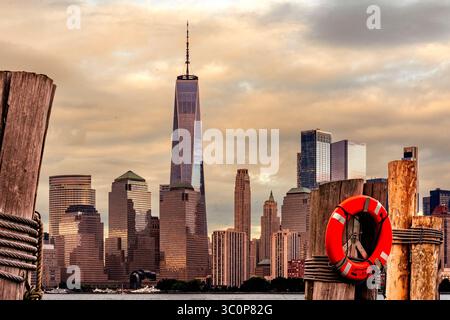 Jersey City, NJ - US - Jul 19, 2025 One World Trade Center s'élève majestueusement au cœur de l'horizon inférieur de Manhattan, encadré par du bois altéré po Banque D'Images