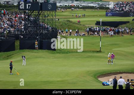 Le Japonais Takumi Kanaya met le pied sur le 17e green lors du troisième jour des Championnats britanniques de golf 2025 au Royal Portrush Golf Club de Portrush, en Irlande du Nord, le 19 juillet 2025. (Photo Koji Aoki/AFLO SPORT) Banque D'Images