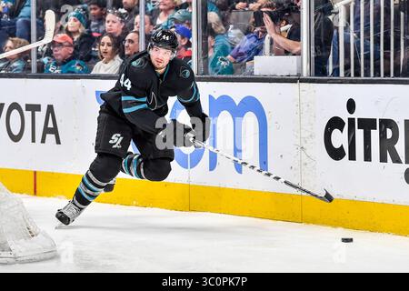 13 décembre 2018 : le défenseur des Sharks de San Jose Marc-Edouard Vlasic (44 ans) en action lors du match de la LNH entre les Stars de Dallas et les Sharks de San Jose au SAP Center à San Jose, en Californie. Chris Brown/CSM(image de crédit : &copy ; Chris Brown/CSM via ZUMA Wire) Banque D'Images