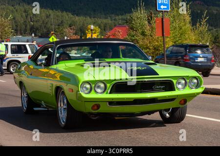 WOODLAND PARK, COLORADO, États-Unis : un muscle car Dodge Challenger 1972 participe à la course de Poker Above the Clouds Classic car avec plus de 200 voitures classiques. Banque D'Images