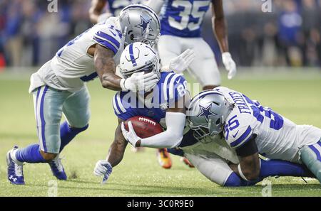 16 décembre 2018 - Indianapolis, IN, États-Unis - le récepteur des Colts d'Indianapolis Chester Rogers (80) est attaqué par lance Lenoir (14) et Kavon Frazier (35), récepteur des Cowboys de Dallas, le dimanche 16 décembre 2018 au Lucas Oil Stadium à Indianapolis, Ind (crédit image : © Sam riche/MCT/TNS via ZUMA Wire) Banque D'Images