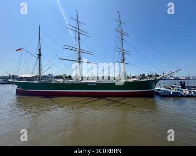 Le voilier historique Rickmer Rickmers a accosté dans le port de Hambourg, en Allemagne, par une journée ensoleillée. Banque D'Images