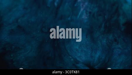 Encre scintillante. Texture ondulée. Défocalisé bleu violet couleur eau paillettes liquides taches rondes se répandant sur fond d'art abstrait. Banque D'Images