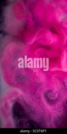 Vapeur de nuage. Mélange d'encre. Flou flou rose violet flou d'eau écoulement tourbillonnant texture de brouillard autour sur fond noir foncé abstrait. Banque D'Images
