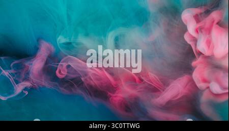 Peinture antibrouillard. Eau acrylique. Brume humide tourbillonnante de pigment de fumée liquide bleu rose défocalisé flottant sur fond créatif abstrait. Banque D'Images