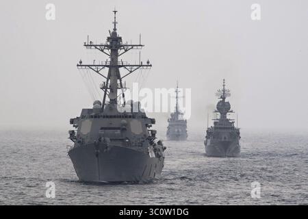 18 décembre 2018 - USS Spruance, mer d'Arabie - le destroyer de missiles guidés USS Spruance, à gauche, dirige la frégate de classe Anzac HMAS Ballarat de la marine royale australienne et le destroyer de défense aérienne FS Cassard de classe F70AA de la marine française pendant l'exercice de guerre anti-sous-marine SHAREM 195 le 18 décembre 2018 dans la mer d'Arabie. (Crédit image : © Abigayle Lutz via ZUMA Wire) Banque D'Images