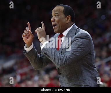 6 janvier 2018 - Raleigh, NC, USA - dans une image de fichier de janvier 2018, l'entraîneur-chef de l'État de Caroline du Nord Kevin Keatts crie à son équipe lors de l'action contre Duke à la PNC Arena à Raleigh, NC le mercredi 19 décembre 2018, le Wolfpack de Keatts a frappé le 7 Auburn, 78-71. (Crédit image : © Ethan Hyman/Raleigh News & observer/TNS via ZUMA Wire) Banque D'Images