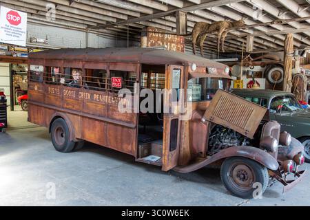Un autobus rouillé de 1932 Crown-Ford modèle BB Goose Creek pénitencier exposé au Roadside America Museum à Hillsboro, Texas, États-Unis. Banque D'Images