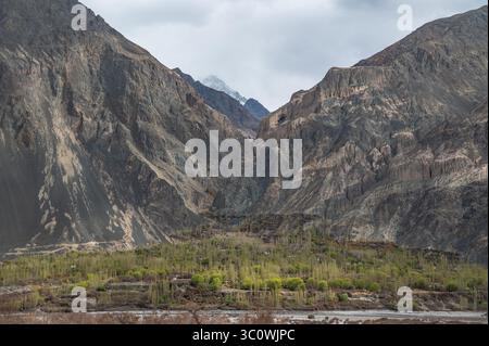 Paysage himalayen majestueux avec des pics arides, une végétation de contreforts et la trajectoire asséchée de la rivière Shyok dans le Ladakh, en Inde. Banque D'Images