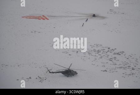 20 décembre 2018 - Zhezkazgan, Kazakhstan - les équipes russes de recherche et de sauvetage arrivent à la sonde Soyouz MS-09 peu de temps après son atterrissage avec des membres d'équipage de l'expédition 57 le 20 décembre 2018 près de Zhezkazgan, Kazakhstan. Serena Aunon-Chancelier, Alexander Gerst, et Sergey Prokopyev rentrent après 197 jours dans l'espace à bord de la Station spatiale internationale. (Crédit image : © Bill Ingalls via ZUMA Wire) Banque D'Images
