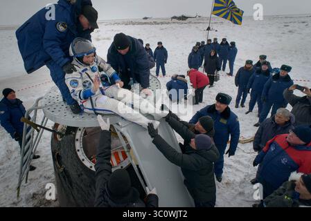 20 décembre 2018 - Zhezkazgan, Kazakhstan - L'astronaute américaine Serena Aunon-Chancelière est aidée à sortir de la capsule Soyouz peu de temps après avoir atterri avec d'autres membres d'équipage de l'expédition 57 à bord du vaisseau Soyouz MS-09 le 20 décembre 2018 près de Zhezkazgan, au Kazakhstan. Serena Aunon-Chancelier, Alexander Gerst, et Sergey Prokopyev rentrent après 197 jours dans l'espace à bord de la Station spatiale internationale. (Crédit image : © Bill Ingalls via ZUMA Wire) Banque D'Images