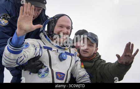 20 décembre 2018 - Zhezkazgan, Kazakhstan - Alexander Gerst, astronaute de l'Agence spatiale européenne, fait des vagues alors qu'il est aidé à sortir de la capsule peu de temps après avoir atterri avec d'autres membres d'équipage de l'expédition 57 à bord du vaisseau Soyouz MS-09 le 20 décembre 2018 près de Zhezkazgan, au Kazakhstan. Serena Aunon-Chancelier, Alexander Gerst, et Sergey Prokopyev rentrent après 197 jours dans l'espace à bord de la Station spatiale internationale. (Crédit image : © Bill Ingalls via ZUMA Wire) Banque D'Images