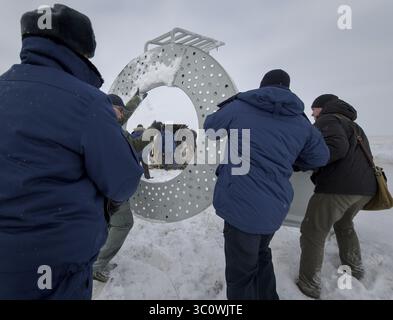 20 décembre 2018 - Zhezkazgan, Kazakhstan - les équipes russes de recherche et de sauvetage arrivent à la sonde Soyouz MS-09 peu de temps après son atterrissage avec des membres d'équipage de l'expédition 57 le 20 décembre 2018 près de Zhezkazgan, Kazakhstan. Serena Aunon-Chancelier, Alexander Gerst, et Sergey Prokopyev rentrent après 197 jours dans l'espace à bord de la Station spatiale internationale. (Crédit image : © Bill Ingalls via ZUMA Wire) Banque D'Images