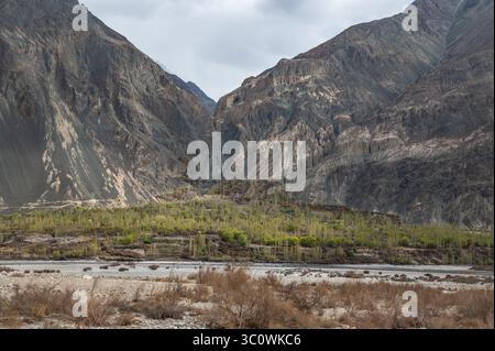 Paysage himalayen majestueux avec des pics arides, une végétation de contreforts et la trajectoire asséchée de la rivière Shyok dans le Ladakh, en Inde. Banque D'Images