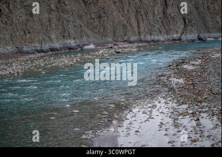 Rivière Shyok qui coule de l'Himalaya majestueux dans le Ladakh, Inde, avec une eau bleu clair, des montagnes époustouflantes et un paysage naturel à couper le souffle. Banque D'Images