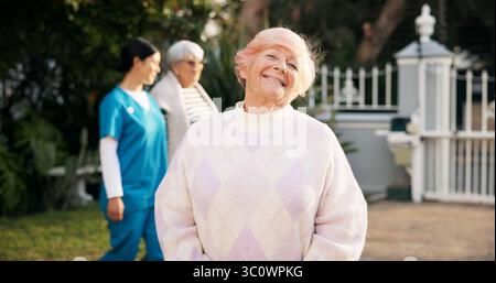 Portrait, maison de retraite et vieille femme avec sourire, arrière-cour et confiance avec fierté. Visage, les gens et la vieille dame dans le jardin, la retraite et la routine Banque D'Images