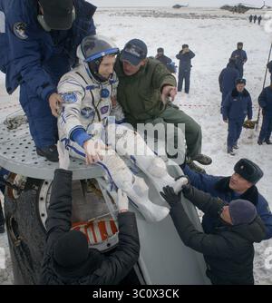 20 décembre 2018 - Zhezkazgan, Kazakhstan - le cosmonaute russe Sergey Prokopyev est aidé à sortir de la capsule Soyouz peu après avoir atterri avec ses collègues de l'expédition 57 dans le vaisseau spatial Soyouz MS-09 le 20 décembre 2018 près de Zhezkazgan, au Kazakhstan. Serena Aunon-Chancelier, Alexander Gerst, et Sergey Prokopyev rentrent après 197 jours dans l'espace à bord de la Station spatiale internationale. (Crédit image : © Bill Ingalls via ZUMA Wire) Banque D'Images