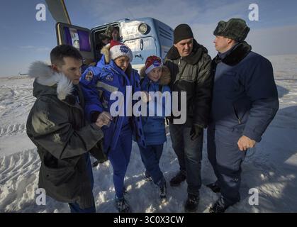 20 décembre 2018 - Zhezkazgan, Kazakhstan - L'astronaute américaine Serena Aunon-Chancelière portant un chapeau de Père Noël de la NASA est sortie d'un véhicule tout-terrain dans un hélicoptère mi-8 russe en attente après avoir atterri avec des membres d'équipage de l'Expedition 57 dans le vaisseau Soyouz MS-09 le 20 décembre 2018 près de Zhezkazgan, Kazakhstan. Serena Aunon-Chancelier, Alexander Gerst, et Sergey Prokopyev rentrent après 197 jours dans l'espace à bord de la Station spatiale internationale. (Crédit image : © Bill Ingalls via ZUMA Wire) Banque D'Images