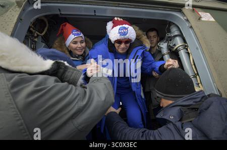 20 décembre 2018 - Zhezkazgan, Kazakhstan - L'astronaute américaine Serena Aunon-Chancelière portant un chapeau de Père Noël de la NASA est sortie de l'hélicoptère après son transport à l'aéroport de Zhezkazgan après avoir atterri avec les membres d'équipage de l'expédition 57 dans la sonde Soyouz MS-09 le 20 décembre 2018 près de Zhezkazgan, Kazakhstan. Serena Aunon-Chancelier, Alexander Gerst, et Sergey Prokopyev rentrent après 197 jours dans l'espace à bord de la Station spatiale internationale. (Crédit image : © Bill Ingalls via ZUMA Wire) Banque D'Images