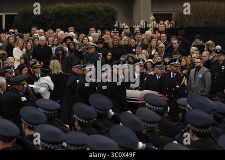 21 décembre 2018 - Chicago, il, USA - le cercueil de Conrad Gary, officier de police de Chicago déchu, est réalisé à Rita de Cascia Shrine Chapel après les funérailles de Gary à Chicago le 21 décembre 2018. (Crédit image : © Jose M. Osorio/Chicago Tribune/TNS via ZUMA Wire) Banque D'Images