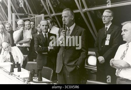 7 décembre 1972 - Floride, États-Unis - le vice-président Spiro T. Agnew félicite le personnel de l'équipe de lancement, dans la salle de tir #1 du contrôle de lancement quelques minutes après le lancement réussi d'Apollo 17 depuis le complexe 39-A à 00h33 HNE, le 7 décembre 1972, avec les astronautes Eugene A. Cernan, Ronald E. Evans et Harrison H. Schmitt à bord. Apollo 17, la sixième et dernière mission d'atterrissage lunaire habité de la NASA dans le cadre du programme Apollo, a atterri à moins de 200 pieds du point ciblé sur le site d'atterrissage de Taurus-Littrow sur la surface lunaire à 14h55 est le 11 décembre 1972. (Crédit image : © NASA/ZUMA Wire/ZUMAPRESS.com) Banque D'Images