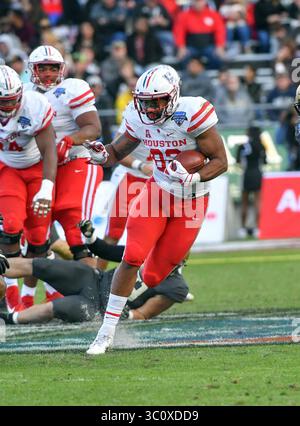 12 décembre 2018 Fort Worth, TX...Houston Cougar Tight End, Romello Brooker (82), au match de football NCAA Armed Forces Bowl entre les Black Knights de l'Army West point et les Cougars de l'Université de Houston au stade Amon G. carter TCU de Fort Worth, Texas. (Absolute Complete Photographer & Company Credit : Joe Calomeni / MarinMedia.org / Cal Sport Media)(image de crédit : &copy ; Joe Calomeni / Marinmedia.Org/CSM via ZUMA Wire) Banque D'Images