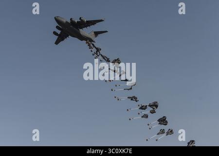 9 mai 2018 - Al-Qalael, Qatar - Un C-17 Globemaster de l'armée de l'air émiri du Qatar effectue un largage aérien pendant l'exercice de Lahoub (QEAF) à la dropzone d'Al-Qalael, Qatar, le 9 mai 2018. La QEAF a récemment envoyé un de ses équipages C-17 aux États-Unis pour recevoir une formation de largage. Il s'agit d'une nouvelle capacité pour le QEAF et de la première capacité de parachutage C-17 du Conseil de la Société du Golfe. (Crédit image : © U.S. Air Force/ZUMA Wire/ZUMAPRESS.com) Banque D'Images