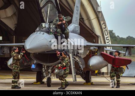 13 septembre 2018 - base aérienne de Spangdahlem, Bade-Wurttemberg, Allemagne - le capitaine Timothy Neely, pilote du 480e escadron de chasse, descend d'un Faucon F-16 à la base aérienne de Spangdahlem, Allemagne, le 13 septembre 2018, au cours d'un exercice de préparation à l'échelle de la base. Les exercices aident à s'assurer que les avions de la 52nd Fighter Wing ont la capacité de continuer à voler pendant une attaque et peuvent répondre à toute menace régionale en un instant. (Image de crédit : © U.S. Air Force via ZUMA Wire/ZUMAPRESS.com) Banque D'Images