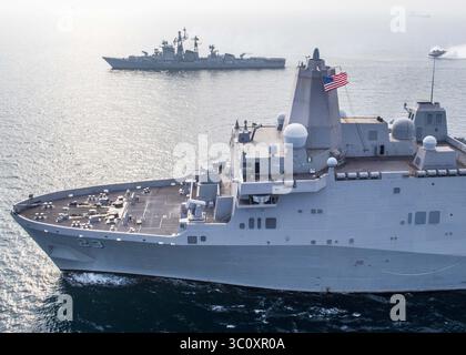 26 décembre 2018 - USS Anchorage, Océan Indien - le destroyer INS Rajput, TOP, navigue aux côtés du navire de transport amphibie USS Anchorage de classe San Antonio de l'US Navy lors d'exercices de coopération avec le 26 décembre 2018 dans l'Océan Indien. (Crédit image : © Ryan M. Breeden via ZUMA Wire) Banque D'Images