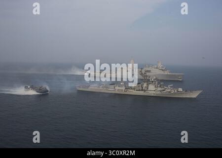 26 décembre 2018 - USS Anchorage, Océan Indien - Un vaisseau de débarquement de l'US Navy, manœuvres sur coussin d'air aux côtés du destroyer de la marine indienne INS Rajput, Bottom, naviguant avec le navire de transport amphibie USS Anchorage, TOP, au cours d'exercices de coopération le 26 décembre 2018 dans l'Océan Indien. (Crédit image : © Austin Mealy via ZUMA Wire) Banque D'Images