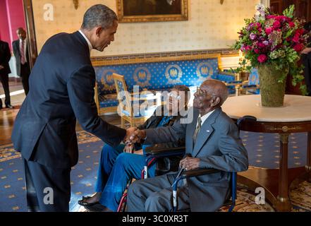11 novembre 2013 - Washington, DC, États-Unis d'Amérique - le président américain Barack Obama accueille Richard Overton et Earlene Love-Karo dans la salle bleue de la Maison Blanche le 11 novembre 2013 à Washington, DC. M. Overton, 107 ans, est le plus vieux vétéran vivant de la seconde Guerre mondiale et assistait au déjeuner de la Journée des vétérans à la Maison Blanche. Barack Hussein Obama II (né le 4 août 1961) est le 44e président des États-Unis. Il est le premier Afro-américain à être élu et le premier président né en dehors des États-Unis contigus. Né à Honolulu, Hawaï, Obama est diplômé de Columbi Banque D'Images