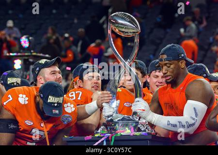 Clemson Tigers défensive end Clelin Ferrell (99) et Clemson Tigers Defensive end Nick Rowell (97) célèbrent le trophée lors du Goodyear Cotton Bowl Classic entre Norte Dame vs Clemson au AT&T Stadium, Arlington Texas.12/29/2018.Manny Flores/Cal Sport Media. Banque D'Images