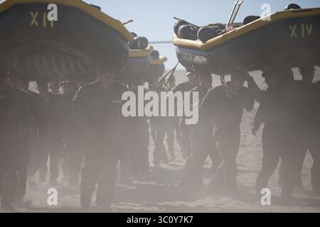 23 janvier 2018 - Coronado, CA, États-Unis d'Amérique - L'équipe des candidats SEAL de l'US Navy transporte des radeaux d'assaut pendant la formation de base AUX SEAL DE démolition sous-marine au Navy Special Warfare Center le 9 avril 2018 à Coronado, Californie. Les phoques sont la composante maritime des forces spéciales américaines et sont formés pour mener diverses opérations depuis la mer, les airs et la terre. (Crédit image : © Abe Mcnatt via ZUMA Wire) Banque D'Images