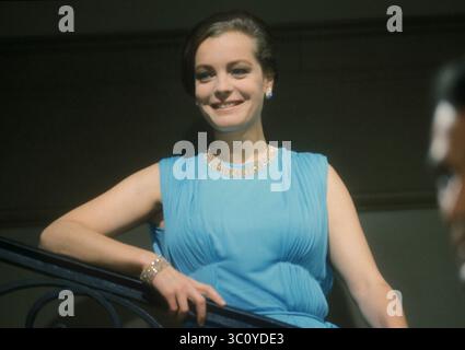 Années 1960 - date exacte inconnue - ROMY SCHNEIDER (23 septembre 1938 C 29 mai 1982) était une actrice de cinéma née à Vienne qui détenait la citoyenneté allemande et française. Elle a commencé sa carrière dans le genre Heimatfilm allemand au début des années 1950 à l'âge de 15 ans. De 1955 à 1957, elle incarne le personnage central de l'impératrice Élisabeth d'Autriche dans la trilogie autrichienne Sissi. Schneider a déménagé en France où elle a réalisé des films à succès et acclamés par la critique avec certains des réalisateurs les plus remarquables de cette époque.(Credit image : © Globe photos/ZUMAPRESS.com) Banque D'Images