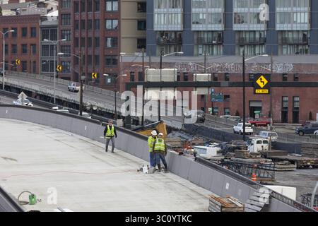 4 janvier 2019 - Seattle, Washington, États-Unis - Seattle, Washington : les travailleurs du département des Transports de l'État de Washington se préparent à fermer les deux premières rampes d'accès du viaduc Alaskan Way le 4 janvier avant la fermeture définitive du highwayâ€™s. Un tunnel routier ennuyé de deux kilomètres de long remplace le viaduc Alaskan Way, transportant la State route 99 sous le centre-ville de Seattle du quartier de SODO à South Lake Union. Le viaduc devrait fermer définitivement le 11 janvier afin que les équipages puissent déplacer la State route 99 du viaduc au tunnel ultramoderne. Pendant le réalignement de trois semaines Banque D'Images