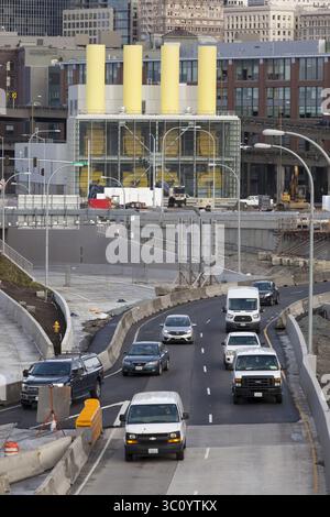 4 janvier 2019 - Seattle, Washington, États-Unis - Seattle, Washington : le trafic en direction du sud passe devant la future rampe d'accès du tunnel SR 99 alors que le département des Transports de l'État de Washington se prépare à la fermeture permanente du highwayâ€™s. Un tunnel routier ennuyé de deux kilomètres de long remplace le viaduc Alaskan Way, transportant la State route 99 sous le centre-ville de Seattle du quartier de SODO à South Lake Union. Le viaduc devrait fermer définitivement le 11 janvier afin que les équipages puissent déplacer la State route 99 du viaduc au tunnel ultramoderne. Pendant le réalignement de trois semaines baptisé réalign9 Banque D'Images