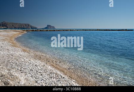 La plage de galets blancs à Altea, Espagne. Au loin se trouve le point de repère de Penon de Ifach à Calpe Banque D'Images