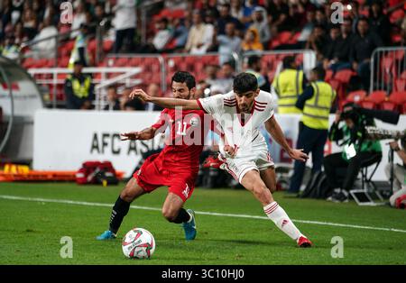 7 janvier 2019 : Vahid Amiri d'Iran et Abdulwasea Al-Matari du Yémen pendant Iran v Yemen au stade Al-Nahyan à Abu Dhabi, Émirats arabes Unis, Coupe d'Asie de l'AFC, championnat d'Asie de football. Ulrik Pedersen/CSM.(image de crédit : &copy ; Ulrik Pedersen/CSM via ZUMA Wire) Banque D'Images
