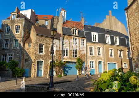 Boulogne-sur-mer (nord de la France) : la vieille ville avec ses façades de maisons traditionnelles en pierre dans la rue Guyale Banque D'Images