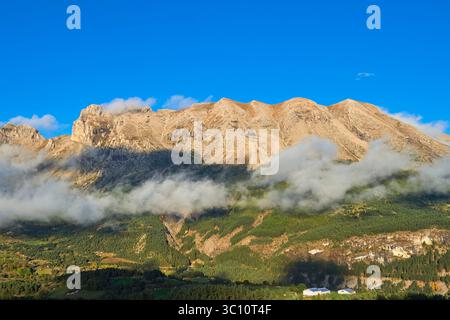 Dévoluy (sud-est de la France) : vue sur la montagne HE Faraut et les nuages dans le massif du Dévoluy Banque D'Images