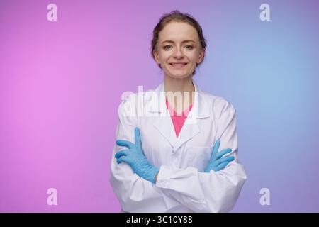 portrait de médecin féminin moderne sur fond de néon, concept de médecine moderne Banque D'Images