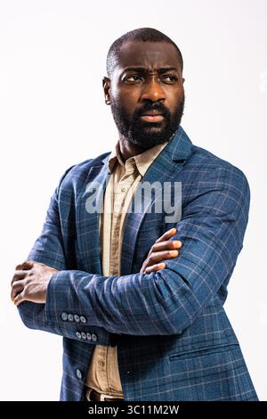 Gros plan portrait d'homme d'affaires inquiet et réfléchi. L'homme noir en costume d'affaires est debout et réfléchit. Banque D'Images