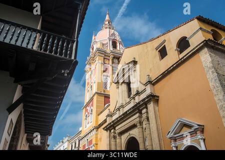 Vue de grenouille de la tour de la cathédrale de Carthagène à Carthagène, Colombie Banque D'Images