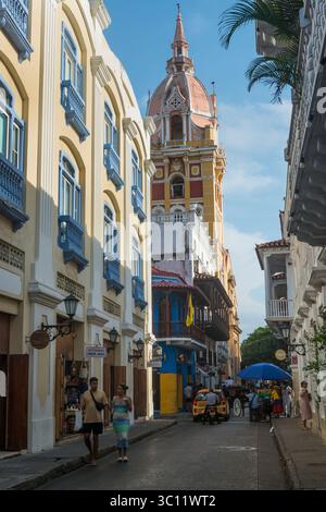 Scène de rue avec la cathédrale de Carthagène comme eye-catcher. Carthagène, Colombie Banque D'Images