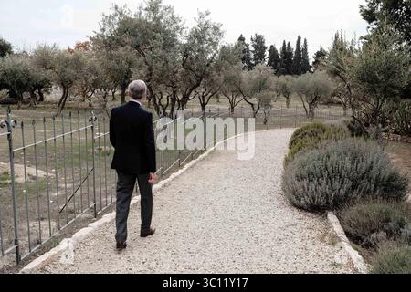 29 novembre 2018 - Jérusalem, Israël - le Consul général de France à Jérusalem, PIERRE COCHARD, visite l'église du Pater Noster dans le cadre d'une visite des biens français à Jérusalem. L'église du Pater Noster est une église catholique romaine située sur le Mont des oliviers à Jérusalem. Il fait partie d'un monastère carmélite, également connu sous le nom de Sanctuaire de l'Eleona, domaine de l'Eleona. L'église du Pater Noster se trouve juste à côté des ruines de l'église byzantine d'Eleona du IVe siècle. Les ruines de l'Eleona ont été redécouvertes au XXe siècle. La grotte est l'endroit auquel on croit Banque D'Images