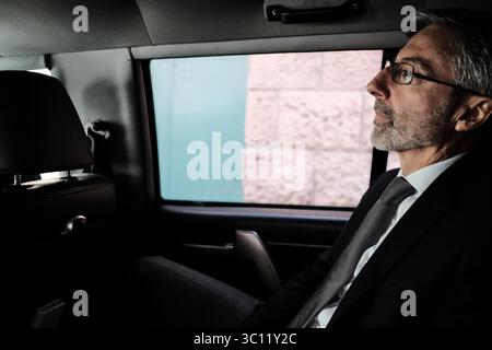 29 novembre 2018 - Jérusalem, Israël - le Consul général de France à Jérusalem, PIERRE COCHARD, prend la voiture du Consulat de France pour visiter les biens français à Jérusalem. (Crédit image : © Nir Alon/ZUMA Wire) Banque D'Images