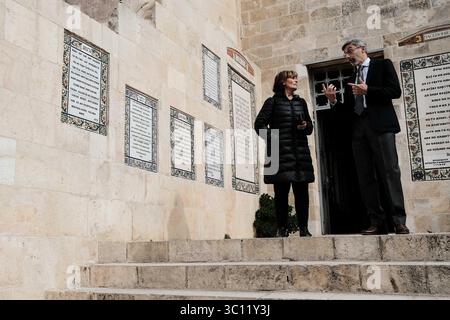 29 novembre 2018 - Jérusalem, Israël - le Consul général de France à Jérusalem, PIERRE COCHARD, visite l'église du Pater Noster dans le cadre d'une visite des biens français à Jérusalem. L'église du Pater Noster est une église catholique romaine située sur le Mont des oliviers à Jérusalem. Il fait partie d'un monastère carmélite, également connu sous le nom de Sanctuaire de l'Eleona, domaine de l'Eleona. L'église du Pater Noster se trouve juste à côté des ruines de l'église byzantine d'Eleona du IVe siècle. Les ruines de l'Eleona ont été redécouvertes au XXe siècle. La grotte est l'endroit auquel on croit Banque D'Images